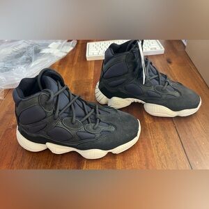 New yeezy 500 high size M5, can fit to size 6women